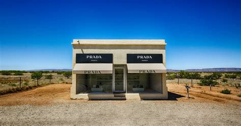 Prada Marfa: l'installazione artistica nel cuore del deserto texano